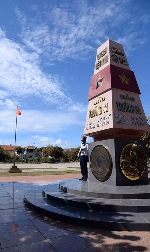 Cột mốc Trường Sa. Chủ quyền tổ quốc Việt Nam luôn hiển hiện trên quần đảo Trường Sa và nơi thiêng liêng, quan trọng nhất là cột mốc chủ quyền (trên 9 đảo nổi) và các tấm bia chủ quyền (gắn trên các công trình lâu bền trên hơn 24 điểm đóng chốt ở 12 bãi đá, bãi cạn nửa nổi nửa chìm) của huyện đảo Trường Sa.