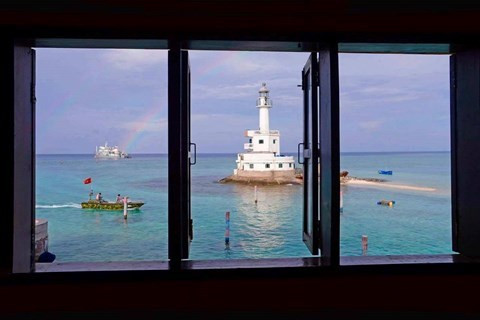 Khung cửa Trường Sa. Tôi đứng đây giữa Trường Sa lộng gió. Mở tung cánh cửa để cảm nhận được hết vị mặn mòi của Biển Đông, để ngắm nhìn vẻ đẹp lung linh và êm đềm trong vùng biển của bãi cạn Đá Tây cùng với ngọn hải đăng duyên dáng như một lâu đài cổ tích. Xa xa, chiếc tàu và cầu vồng như đang thầm thì kể những câu chuyện lãng mạn của biển. Phía sau lưng tôi trong căn phòng nhỏ này, những chiến sĩ Hải quân vẫn đang tập trung cao độ để canh gác biển trời thiêng liêng của tổ quốc Việt Nam. Yêu lắm Trường Sa ơi!