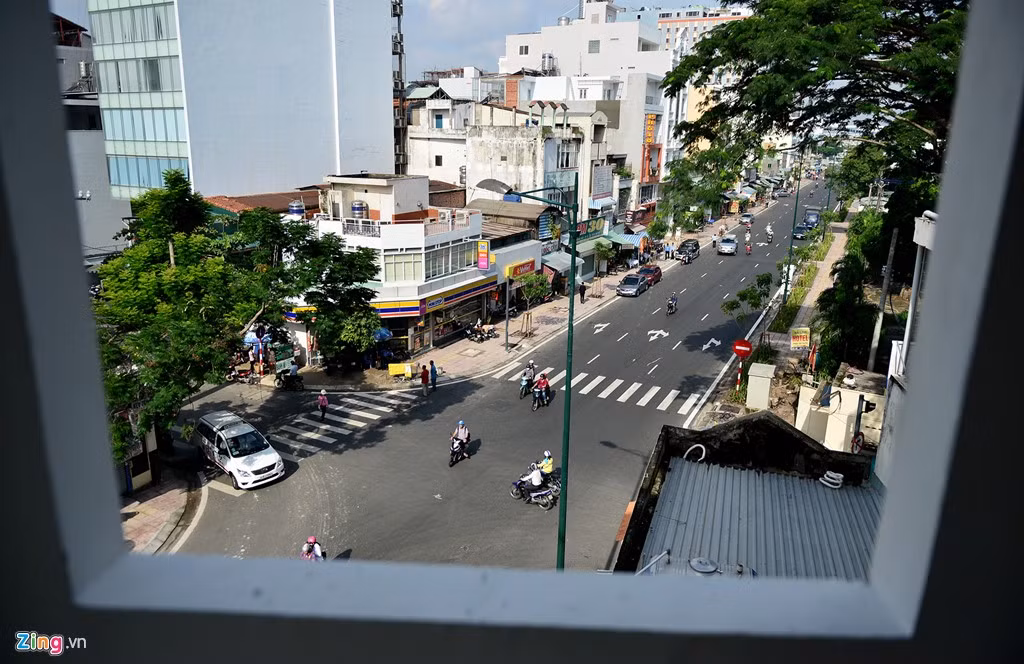 Sau khi được sửa chữa và mở rộng, các tuyến đường này khang trang hơn, cửa ngõ phía đông vào sân bay được thông thoáng hơn.