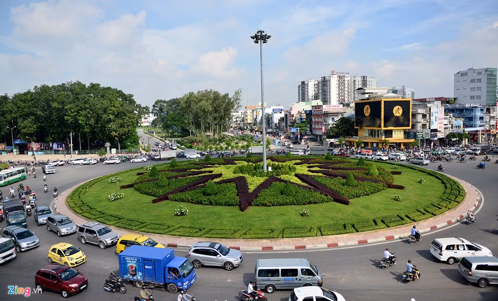 Sáng 30/8, Sở GTVT TP HCM đã tổ chức thông xe hai tuyến đường Bạch Đằng và Hồng Hà (quận Tân Bình) nối đường Phạm Văn Đồng vào sân bay Tân Sơn Nhất. Hai tuyến đường này thuộc dự án đường Tân Sơn Nhất - Bình Lợi - Vành đai ngoài (nay là đường Phạm Văn Đồng). Việc thông tuyến hai đường này sẽ giúp giảm tải tình trạng kẹt xe, ùn ứ giao thông trước cửa ngõ sân bay Tân Sơn Nhất trong thời gian tới.