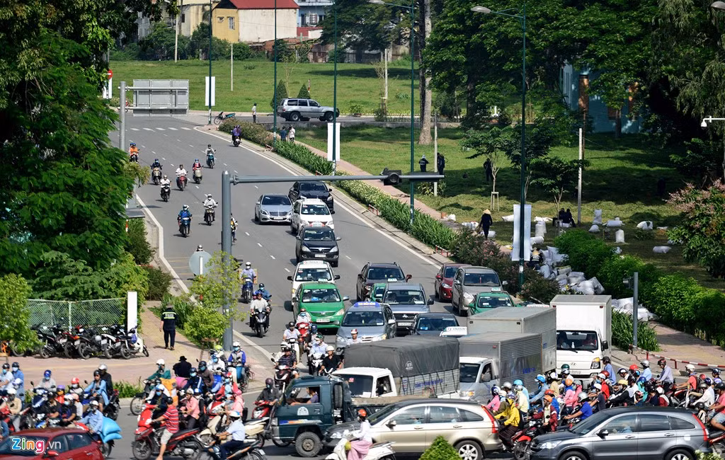 Nhánh đường Hồng Hà và Tân Sơn Nhất - Bình Lợi - Vành đai ngoài (đoạn đi qua công viên Gia Định) tổ chức lưu thông 1 chiều tất cả các loại phương tiện theo hướng từ nút giao Trường Sơn đến nút giao Nguyễn Thái Sơn.
