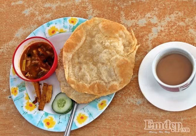 Món bánh Puri ăn cùng cà ri và ly trà sữa cho buổi sáng.