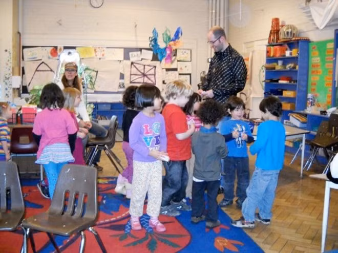 Tại trường Alpha ở Toronto (Canada), học sinh được đối xử ngang hàng với thầy cô giáo. Giáo viên đóng vai trò như người quan sát và chỉ đưa ra lời khuyên thay vì bắt buộc học trò. Trường không có bài tập về nhà, chấm điểm, đánh giá hay thời khóa biểu cố định. Học sinh lựa chọn lớp học yêu thích, không phụ thuộc vào độ tuổi, hay ngày đến trường và nội dung học. Ảnh: Billionnews.