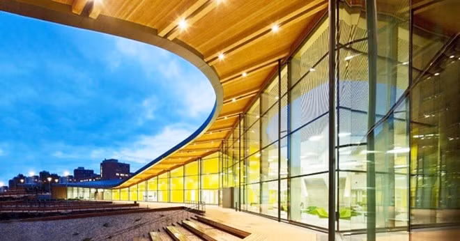 Tại trường Saunalahti ở thành phố Espoo (Phần Lan), học sinh tự lựa chọn chỗ ngồi hoặc nói chuyện phiếm với bạn bè trong giờ học. Các em thậm chí có thể nhảy lên ghế hay nằm nghỉ trên sofa nếu mệt mỏi. Trường còn có thư viện, phòng thể dục, phòng hội nghị và câu lạc bộ thanh thiếu niên để phục vụ nhu cầu học tập, giải trí của học sinh. Ảnh: Finland.fi.