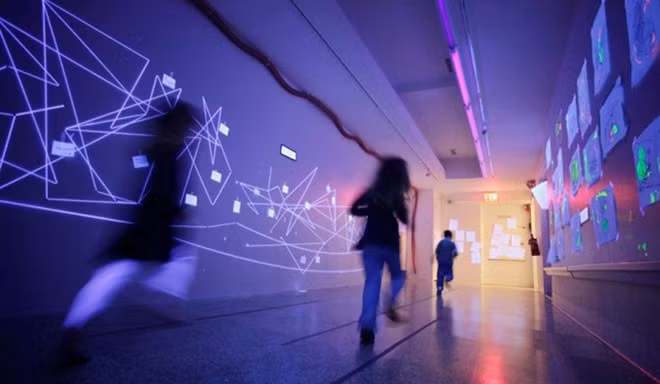 Trường Blue Man ở New York chú trọng bồi đắp lòng trắc ẩn và phát triển tinh thần sáng tạo cho học sinh. Các nhà sáng lập tin rằng, một trường học giống khu vui chơi sẽ khuyến khích trẻ dành nhiều thời gian hơn cho học tập. Học sinh từ lớp 2 đến lớp 8 thảo luận về việc tái chế, tạo mô hình 3D về thành phố New York và tham gia các hoạt động kích thích trí mò mò của trẻ. Ảnh: Washingtontimes.