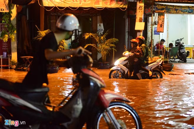 Các hộ dân sống khu vực này cho biết đoạn đường xuống cấp nghiêm trọng, chỉ cần mưa xuống là ngập sâu.