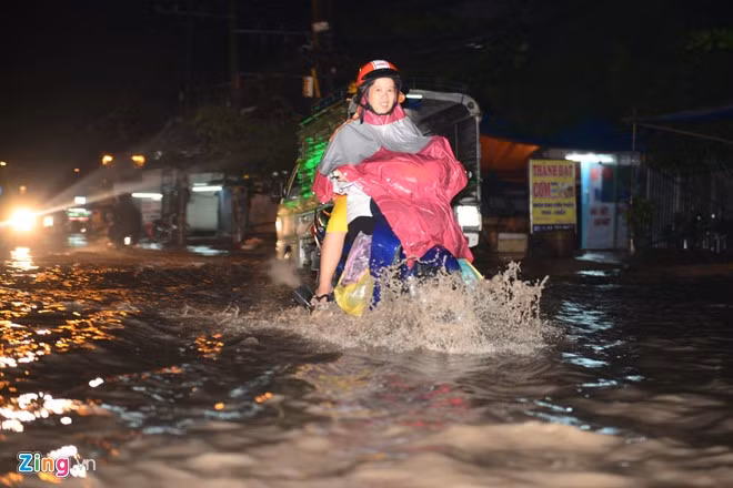Cơn mưa kéo dài hơn một giờ khiến đường An Dương Vương ngập sâu trong nước.