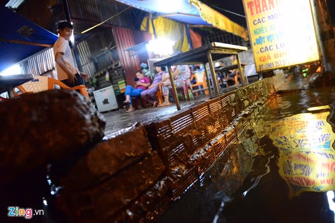 Nhà người dân làm vách cao ngăn không cho nước tràn vào.