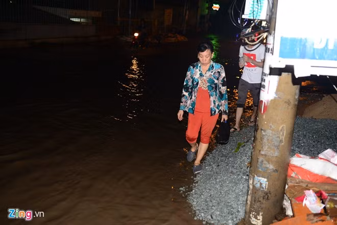 Nước ngập làm người dân di chuyển khó khăn.