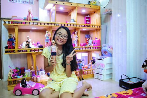 Trước khi nổi tiếng, Mỹ Chi sống trong một căn hộ chật hẹp cùng 14 thành viên khác. Cô bé thậm chí không có phòng riêng cho bản thân mình. Sau khi cuộc thi kết thúc, Mỹ Chi lấy tiền ca hát của mình góp với bố mẹ mua được một khang trang, rộng rãi hơn. Trong ảnh, Mỹ Chi trong căn phòng riêng với nhiều búp bê được bày làm đồ trang trí.