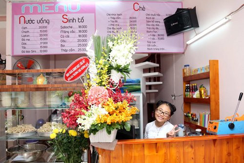 Ngoài việc tậu nhà mới, Mỹ Chi còn mở một quán chè để mẹ buôn bán. Trước đó, mẹ Mỹ Chi mở một quán chè kiếm tiền sinh hoạt cho cả gia đình ở ven đường.