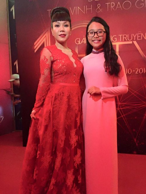 Sự nổi tiếng giúp Mỹ Chi có cơ hội xuất hiện trong nhiều sự kiện giải trí với các ngôi sao đàn anh, đàn chị. Trong ảnh, Mỹ Chi hội ngộ danh hài Việt Hương tại một sự kiện.