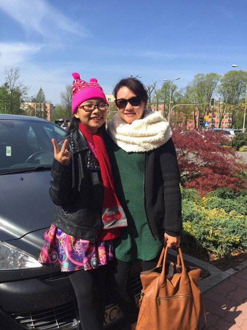 Mỹ Chi và mẹ trong một chuyến lưu diễn ở châu Âu.