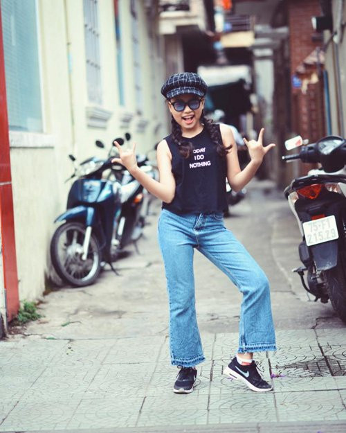 Một Mỹ Chi rất phong cách và cá tính. Giọng ca Nỗi buồn mẹ tôi có sự thay đổi rõ rệt về thời trang so với bạn bè cùng trang lứa.