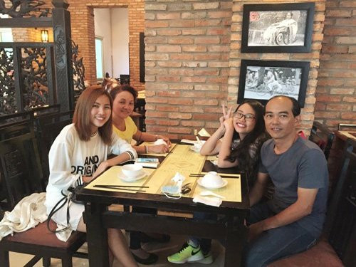 Nhờ điều kiện sống khá giả, Mỹ Chi có cơ hội đưa cả gia đình đi ăn ở một nhà hàng sang trọng.