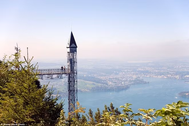Thang máy Hammetschwand, Ennetbürgen, Thụy Sĩ: Những người sợ độ cao nên cân nhắc kỹ trước khi lên thang máy Hammetschwand, do đây là thang máy ngoài trời cao nhất châu Âu.