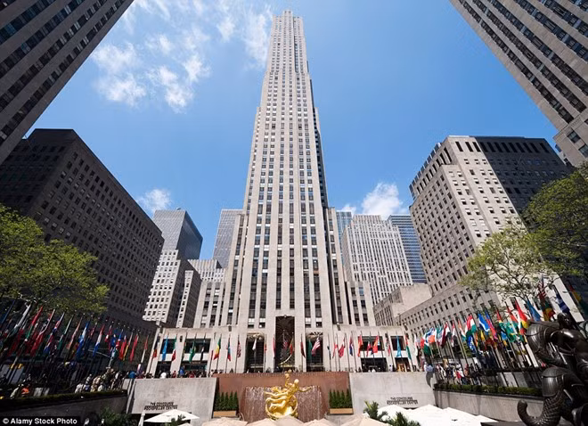 Thang máy trung tâm Rockefeller, New York, Mỹ: Thang máy này có trần bằng kính, cho phép du khách chiêm ngưỡng khung cảnh tuyệt diệu trên đường lên độ cao 245 m. Thang máy ở trung tâm mua sắm nổi tiếng Rockefeller có vận tốc 21 km/h, đưa khách lên nóc tòa nhà trong 42 giây.