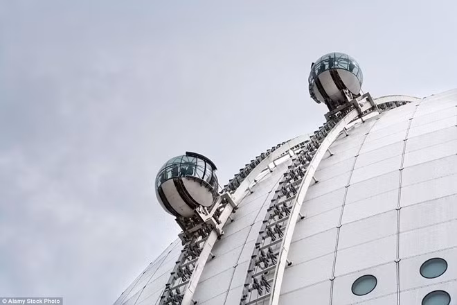 Hai buồng thang máy đưa du khách lên độ cao 130 m ở đỉnh tòa nhà, nơi du khách có thể chiêm ngưỡng khung cảnh thành phố Stockholm từ trên cao.