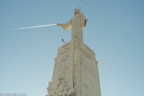 Nhiếp ảnh gia Denis Cherim đến từ thành phố Madrid ở Tây Ban Nha đã ghi lại những khoảnh khắc trùng hợp đến ngạc nhiên trong cuộc sống hàng ngày.