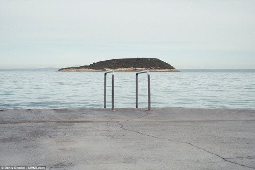 Với lựa chọn không gian và khoảng cách thích hợp, bức ảnh này của Cherim cho thấy mặt nước và thành bê tông trông như cao bằng nhau.