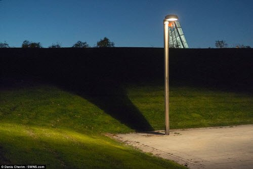 Denis Cherim đã bỏ ra hơn một năm để rong ruổi khắp nơi chụp những ảnh trùng hợp ngẫu nhiên.