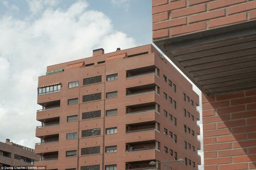 Khi nhìn vào bức ảnh này, bạn có cảm giác tòa nhà như bị “nuốt chửng” bởi tòa nhà có cùng kích thước ở bên cạnh.