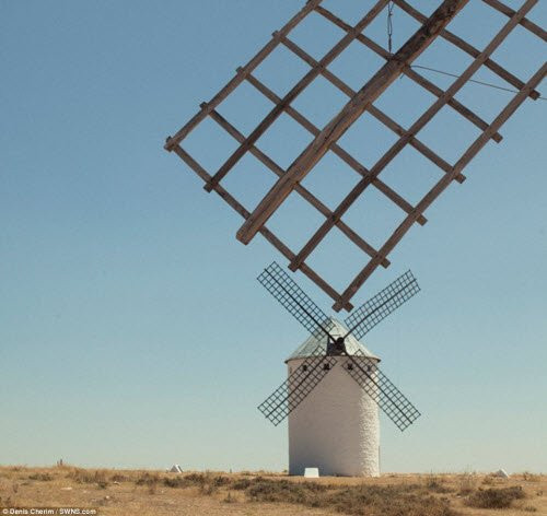 Bức ảnh này cho thấy cánh của hai chiếc quạt gió dường như sắp va chạm với nhau.