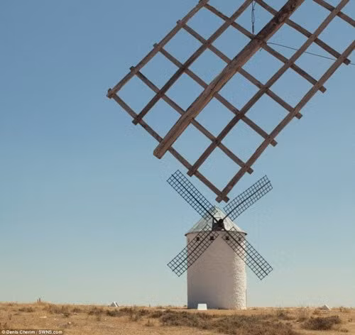 Bức ảnh này cho thấy cánh của hai chiếc quạt gió dường như sắp va chạm với nhau.