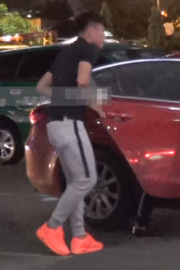  Mạc Hồng Quân bị trì hoãn chuyến bay: Đầu tiên phải kể đến việc Mạc Hồng Quân bị chuyến bay trì hoãn. Bởi trước đó, ngày 14/6, Mạc Hồng Quân vẫn còn một trận bóng tại Hà nội. Vì vậy, sau khi kết thúc trận bóng, anh mới lên máy bay, bay về TP Hồ Chí Minh trong đêm.