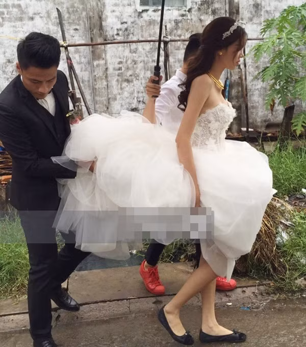  Trời mưa lớn, Mạc Hồng Quân phải xách váy cho Kỳ Hân: Sau sự cố chậm chuyến bay, cuối cùng Mạc Hồng Quân cũng đã đến nhà Kỳ Hân đón dâu đúng như dự kiến. Tuy nhiên, sau khi làm xong lễ tại nhà cô dâu và di chuyển đến nơi tổ chức tiệc thiết đãi bạn bè, trời đổ mưa lớn khiến đường ướt, lầy lội. Ngõ vào khu vực nhà Kỳ hân nhỏ nên ô tô không thể vào sâu bên trong.