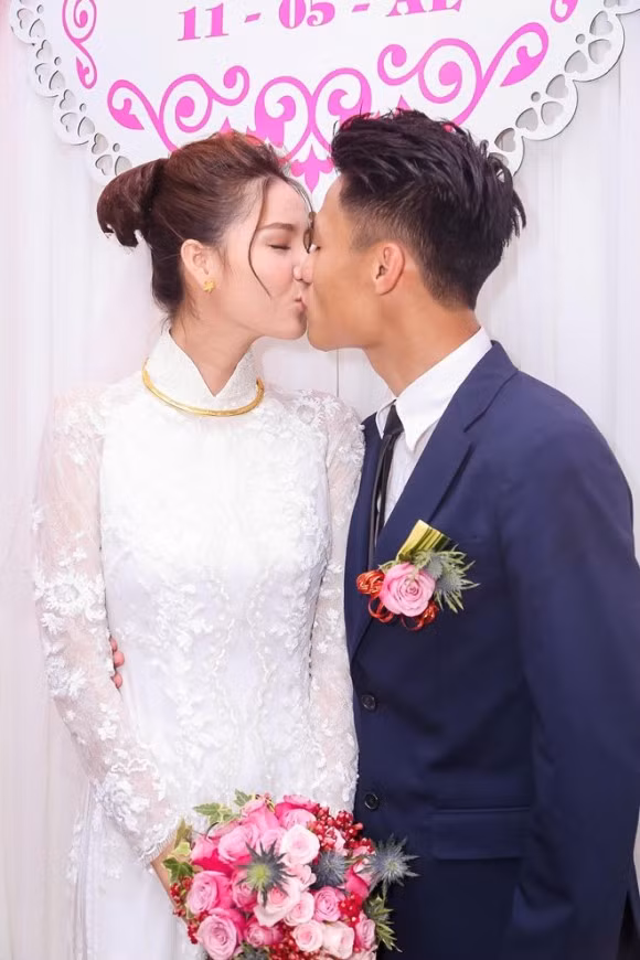 Gia đình Kỳ Hân dựng rạp ngay trước nhà cô. Không gian được trang trí với màu sắc chủ đạo là hồng và trắng. Người mẫu Kỳ Hân chuẩn bị những 4 bộ váy của NTK Chung Thanh Phong để dành cho dịp trọng đại này của mình.