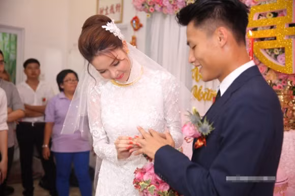 Trong ngày vui trọng đại bên cạnh việc tiến hành các nghi thức cần thiết, Mạc Hồng Quân - Kỳ Hân cũng dành cho nhau những ánh mắt tình tứ cùng sự quan tâm hết mực. Trong lúc làm lễ, Kỳ Hân cũng không kiềm được những giọt nước mắt xúc động bởi cuối cùng cô cũng tìm được bến đỗ hạnh phúc của cuộc đời mình. Đám hỏi của Kỳ Hân diễn ra được rất nhiều sự quan tâm của bạn bè cũng như cộng đồng mạng.