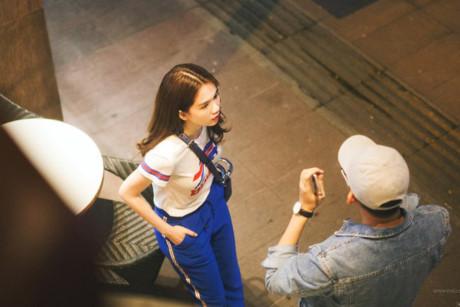 Tuy nhiên, nhiều người không khỏi thắc mắc Ngọc Trinh - chị em tốt luôn đồng hành cùng cô khi còn đầu quân cho ông bầu Khắc Tiệp và chính ông bầu này tại sao lại không có mặt trong buổi trọng đại này? Liệu rằng họ có mâu thuẫn gì trước đó hay do Ngọc Trinh, Khắc Tiệp đang tất bật chuẩn bị cho Đêm hội chân dài 10 diễn ra vào tối ngày 16/6?