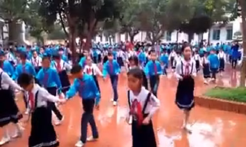 Clip hoc sinh tieu hoc nhay Cha Cha Cha gay sot