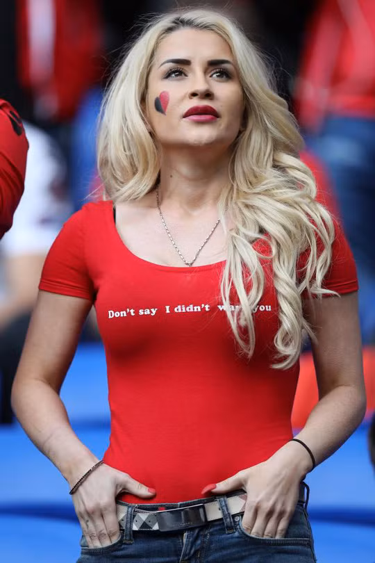 Các cô gái Albania cũng nóng bỏng không kém.