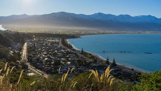 New Zealand Nhiều du khách đặc biệt là những người yêu thích giải trí ngoài trời, thì đất nước New Zealand sẽ là lựa chọn thích hợp nhất. Những thắng cảnh ở New Zealand sẽ khiến bạn ấn tượng mãi với những dãy núi và rừng cây xanh bạt ngàn; kế bên là những bãi biển còn hoang sơ và cả những miệng núi lửa cao chót vót… Theo đó, số lượng khách du lịch đến New Zealand ngày càng tăng, số lượng du khách năm 2016 đã tăng gần gấp đôi so với năm trước. Những chuyến bay thẳng đến địa điểm du lịch này phần nào đã giảm được nhiều chi phí so với trước đây. Hiện giá dịch vụ trọn gói dành cho một người chỉ khoảng 1.300 USD, trong khi mức phí của những năm trước lên đến 2.000 USD.