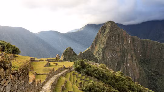 Peru 7 hãng hàng không Mỹ bay liên tục không nghỉ trong ngày để đến thành phố Lima, Peru. Đây là cơ hội để du khách có thể lựa chọn cho mình loại máy bay phù hợp nhất. Peru nổi tiếng không chỉ bởi nó được biết đến là quê hương của con đường mòn Inca hay thánh địa Mecca huyền bí, mà còn bởi vẻ đẹp vô cùng hoang dã vốn là thiên đường dành cho những du khách yêu thích phiêu lưu mạo hiểm. Peru là quốc gia có văn hóa truyền thống của nhiều dân tộc kết hợp với cảnh đẹp của những dãy núi hoang sơ, kì vĩ. Peru năm nay được xem là một năm bùng nổ về du lịch.
