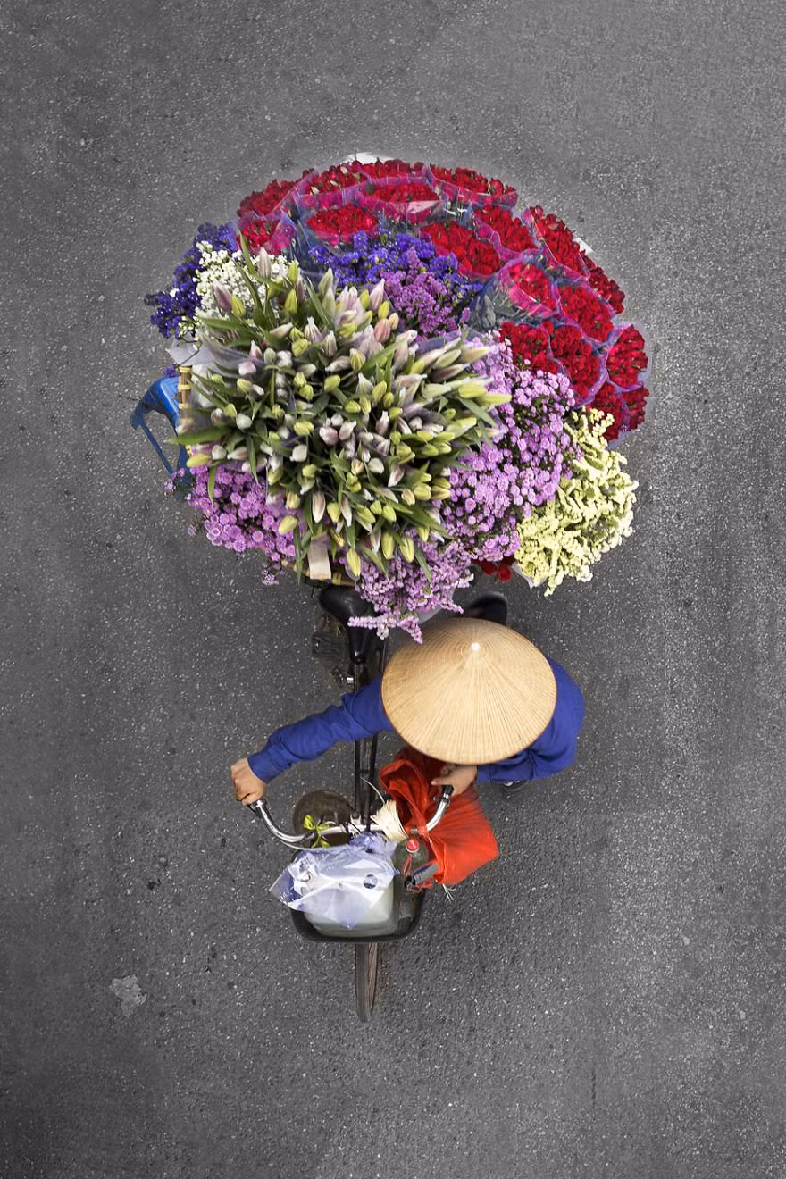 2. Họ di chuyển từ những vùng khác nhau bằng xe đạp và ở lại vài ngày trong thành phố để kiếm sống trước khi quay trở về để lấy hàng.