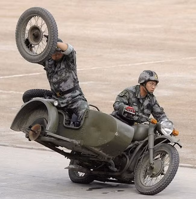 Chú cứ yên tâm đi, thay lốp kiểu này anh làm hàng ngày ấy mà.