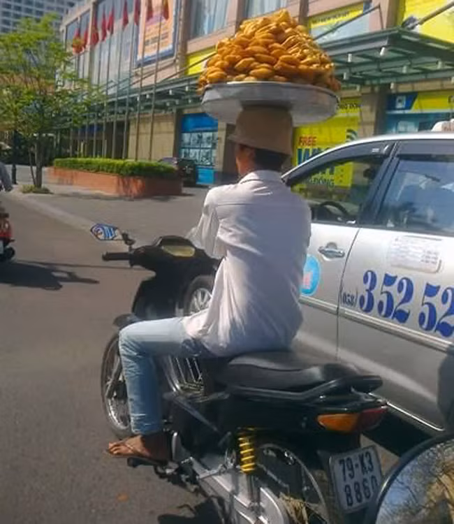 Diễn viên "xiếc" xuống phố biểu diễn.