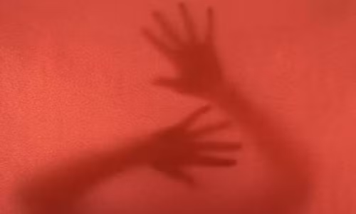 Canh sat Dubai pha duong day buon nguoi cuu mot co gai Viet