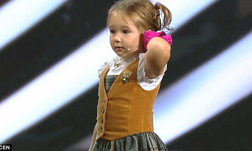 Kinh ngac be gai 4 tuoi noi troi chay 7 thu tieng