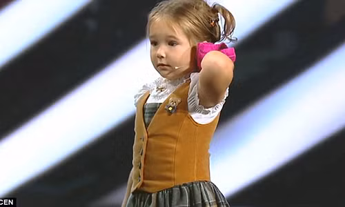 Kinh ngac be gai 4 tuoi noi troi chay 7 thu tieng