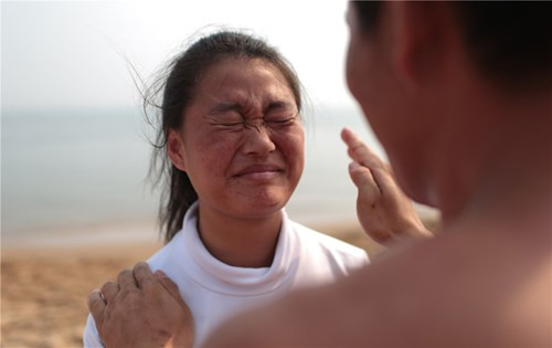 Theo huấn luyện viên của lớp học, các bài tập giúp học viên rèn luyện khả năng chịu đựng, sự tập trung và giữ tỉnh táo khi bị tấn công. Trong ảnh, một học viên nữ sợ rúm người khi bị một học viên nam tát.