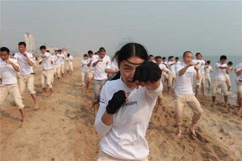 Zhang Jiao - một nữ võ sĩ quyền Anh cho biết cô tham gia lớp học này với mục tiêu trở thành vệ sĩ chuyên nghiệp.