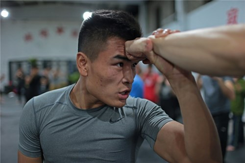 HLV Li Fucheng - một võ sĩ MMA, giải thích rằng việc giữ đôi mắt luôn mở trong khi bị tấn công là cực kì cần thiết.