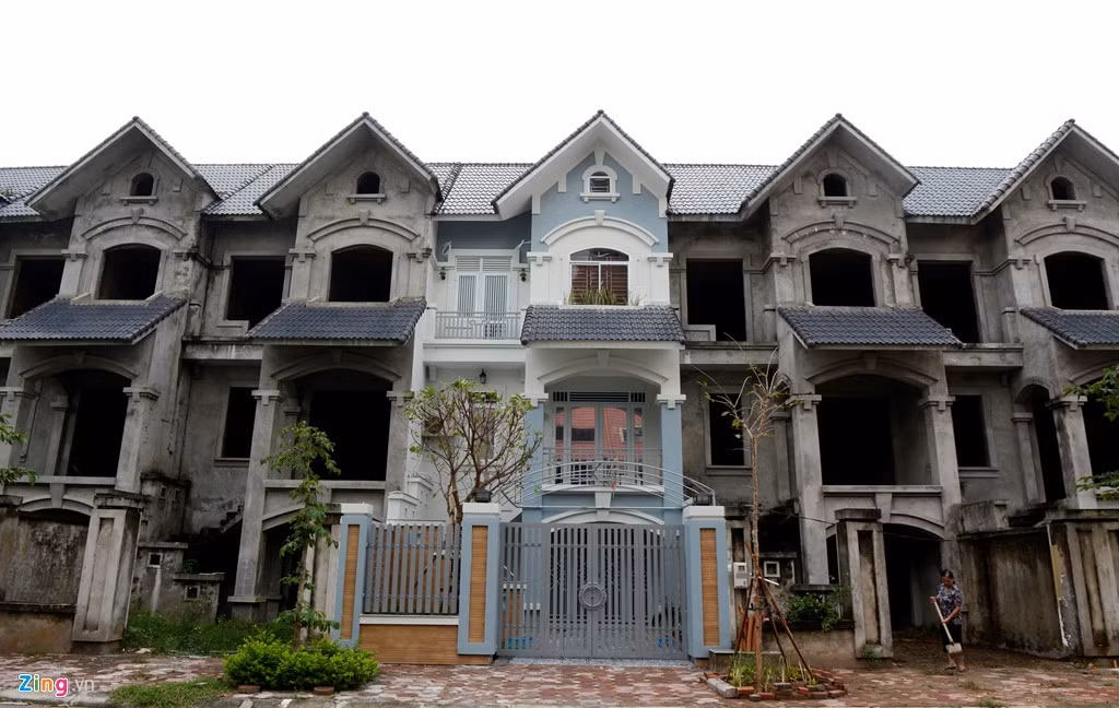 Số lượng biệt thự đã hoàn thiện và có người dọn về ở đếm được trên đầu ngón tay. Chủ nhà mới không chỉ hoàn thiện cho ngôi nhà của mình mà còn phải dọn dẹp cả những căn xung quanh sạch sẽ để tránh cỏ mọc, rêu phong ngập nước âm ỉ.