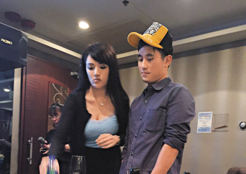 Dù rò rỉ nhiều bức ảnh nhạy cảm, nữ ca sĩ Vương Tú Lâm phủ nhận việc qua đêm với các thiếu gia tại bữa tiệc và cho biết đây chỉ là cuộc vui giữa... những người bạn.