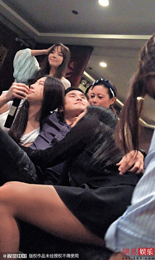 Hôm qua, ngày 10/11, các báo điện tử Trung Quốc như 163, On.cc… đồng loạt đăng tải những bức ảnh được cho là chụp trong bữa tiệc thác loạn do thiếu gia Trang Gia Bân (người thừa kế tập đoàn Chuang’s Consortium) tổ chức. Trong bữa tiệc này, các khách mời ngôi sao đã thể hiện nhiều hành động thiếu nghiêm túc bên thiếu gia họ Trang. Đáng chú ý là trong các bức ảnh này, có nhiều gương mặt quen thuộc làng giải trí xứ Cảng thơm như người mẫu Judy - thí sinh Hoa hậu Hong Kong; ca sĩ Vương Tú Lâm (nghệ danh Mango); nữ diễn viên Alan…