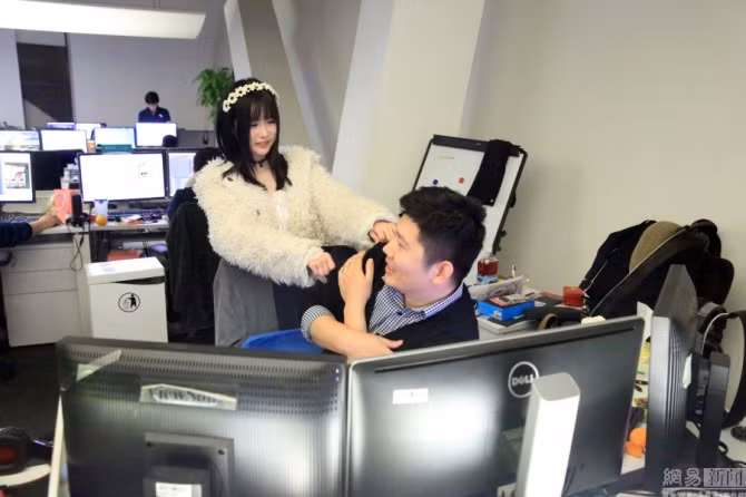 Các nam nhân viên cảm thấy hài lòng về cách phục vụ của các mỹ nữ. Còn các nhân viên nữ của công ty này lại vui vẻ vì được “ăn ké” phục vụ mà không cần trả tiền. Hầu hết các chàng trai chưa vợ luôn tỏ vẻ ngại ngùng mỗi khi trêu nhau.